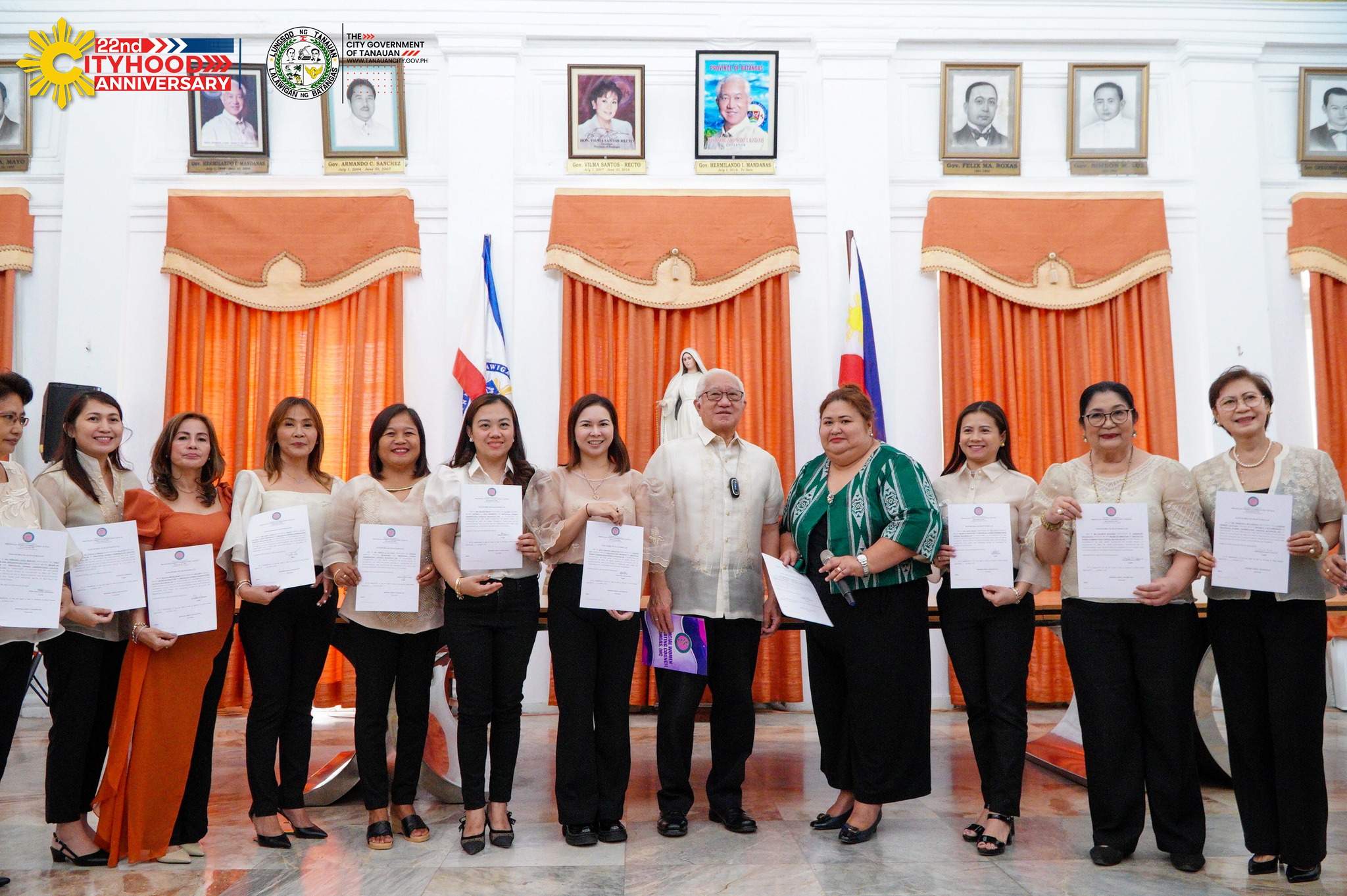 Executive Vice President ng Provincial Women, Atty. Cristine Collantes, Mayor Sonny Perez Collantes